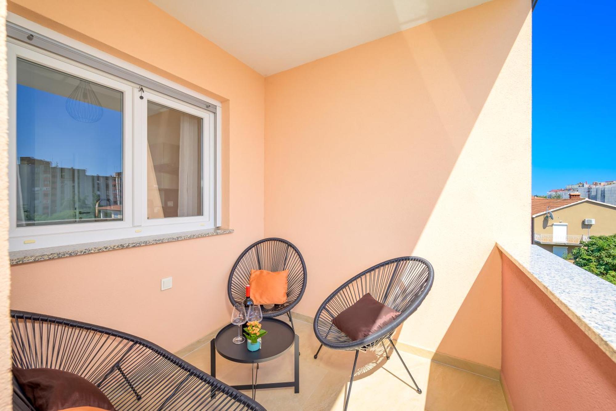 J&J Apartment New Real Estate 2024 With Balcony And Loggia - Free Private Parking And Fast Wi-Fi Apartamento *